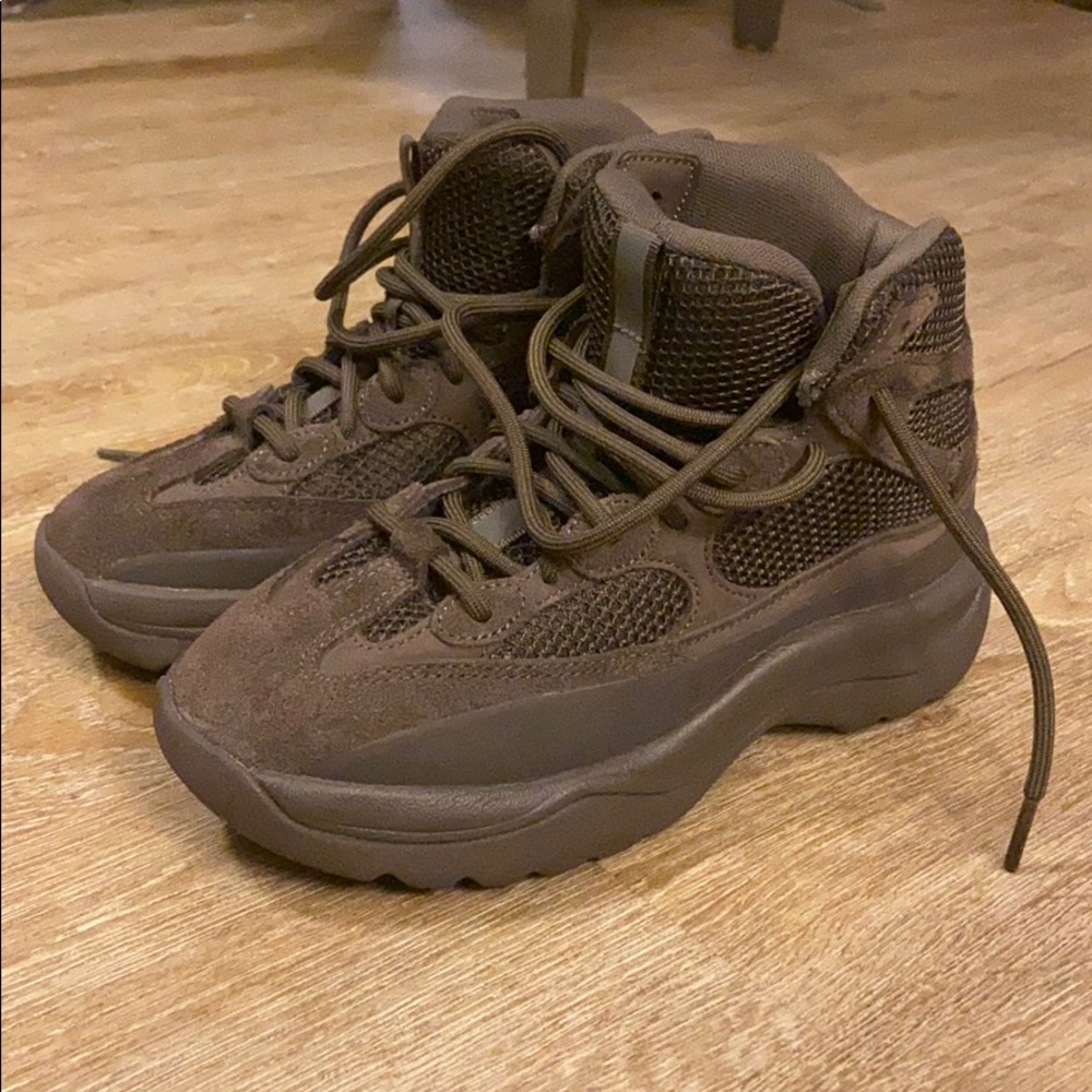 AUTHENTIC NEW YEEZY DSRT BOOTS - OIL